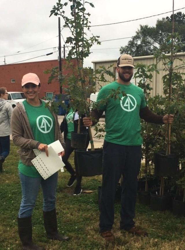 IP志愿者在飓风过后与植树节基金会一起分发免费的树木
